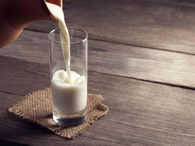 خوردن شیر در صبحانه باعث کاهش قند خون در طول روز می شود